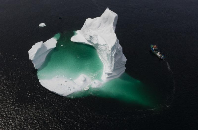 Une photo aérienne montrant le bateau du capitaine Edward Kean passant près d'un iceberg dans la baie de Bonavista, le 29 Juin, 2019 Terre-Neuve, au Canada. Johannes Eisele/AFP